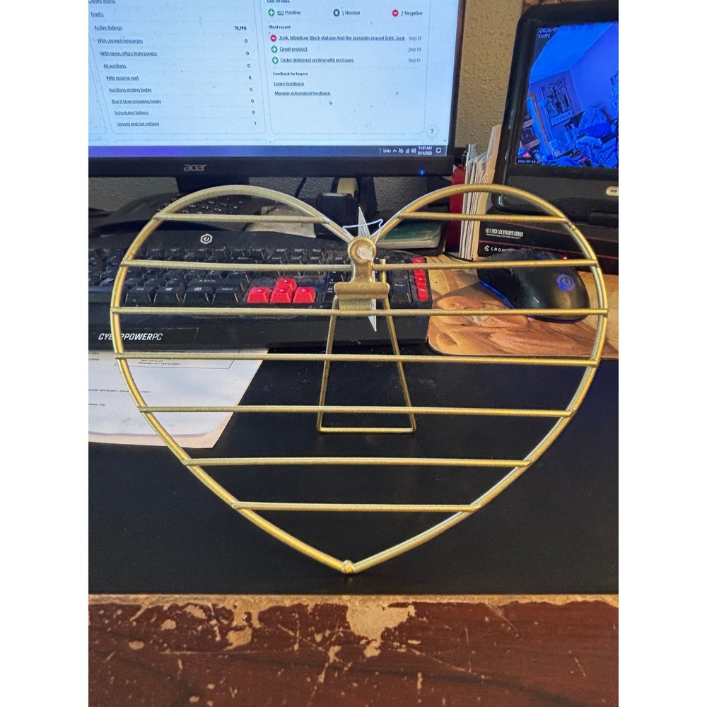 Heart shaped wire photo clip holder